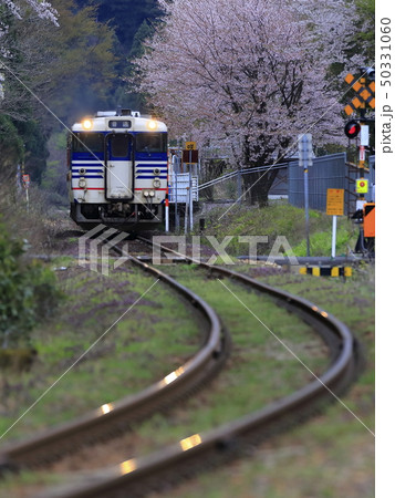 春の咲花駅（磐越西線） 50331060