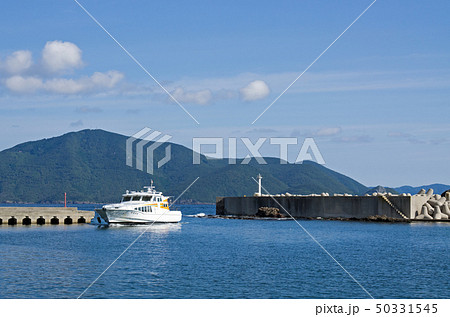 隠岐知夫里島の来居港に入港する連絡船 50331545