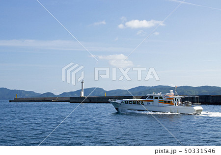 隠岐知夫里島の来居港を出港する連絡船 50331546