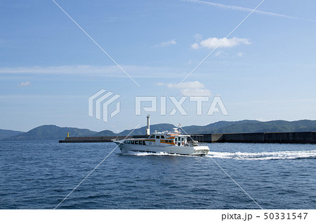 隠岐知夫里島の来居港を出港する連絡船 隠岐知夫里島の来居港を出港する連絡船 50331547