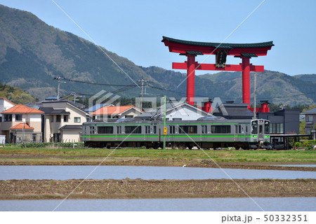 弥彦神社の大鳥居と弥彦線の電車 弥彦神社の大鳥居と弥彦線の電車 50332351