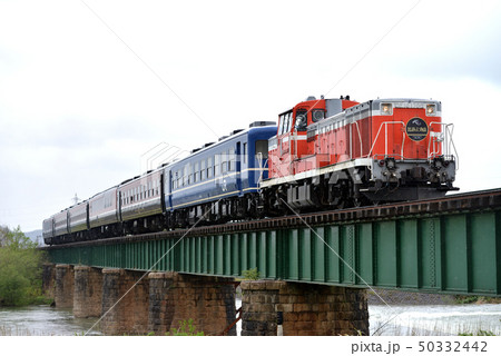 鉄橋を渡るDE10DLばんえつ物語 鉄橋を渡るDE10DLばんえつ物語 50332442