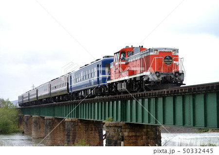 鉄橋を渡るDE10DLばんえつ物語 50332445