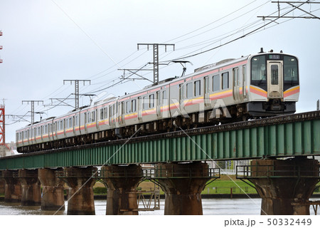 越後線を走るE129系普通6両 50332449
