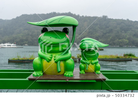 Green frog statue Green frog statue 50334732