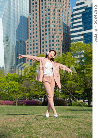 公園 女性 ヘッドフォン 50342835