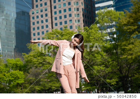女性 ヘッドフォン ヘッドホン 50342850
