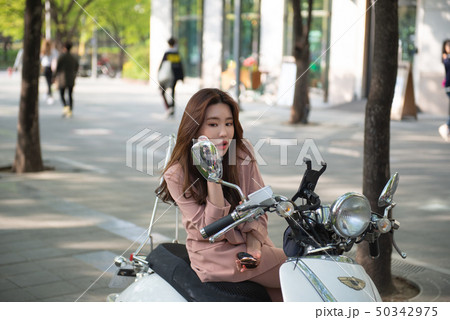 女性 20代 化粧 50342975