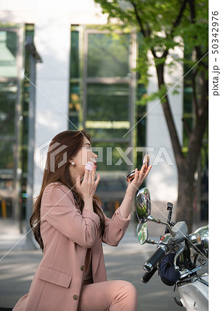 女性 20代 化粧 50342976