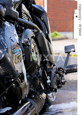 モーターサイクル　大型アメリカンバイクの洗車 50344601