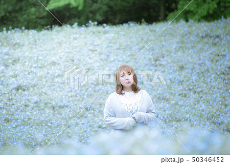ネモフィラと女性 50346452