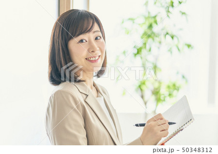 手帳を開く働く女性 50348312