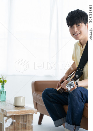 ギターを弾く男性 50351365