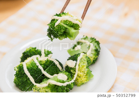 ブロッコリーを食べる手元 50352799