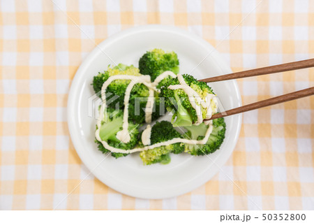 ブロッコリーを食べる手元 50352800