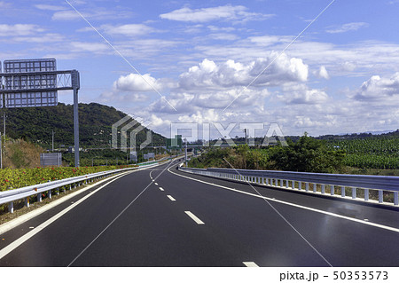 高速道路　逆走　本線　サービスエリア　交通　運転　警告　保険　お年寄り　高齢者 50353573