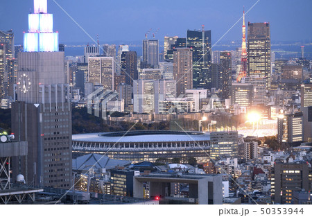 日本の東京都市景観  新国立競技場や東京タワーなどを望む 50353944