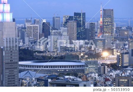 日本の東京都市景観  新国立競技場や東京タワーなどを望む 50353950