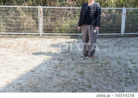 公園でバトミントンをする女性 公園でバトミントンをする女性 50354238
