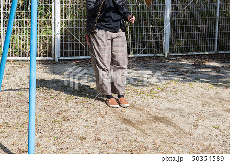 ブランコをする女性 50354589