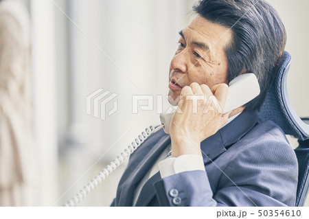電話をするビジネスマン 中年男性 電話をするビジネスマン 中年男性 50354610