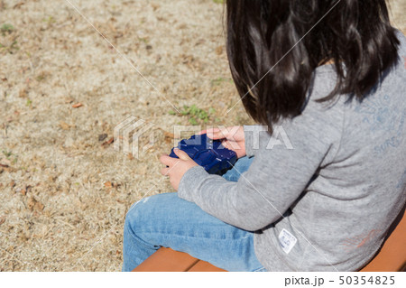 ラジコンで遊ぶ女の子 ラジコンで遊ぶ女の子 50354825