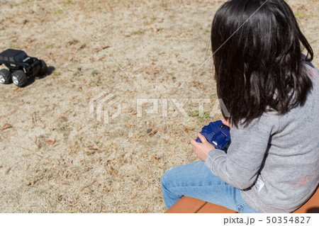 ラジコンで遊ぶ女の子 50354827