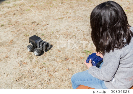 ラジコンで遊ぶ女の子の写真素材