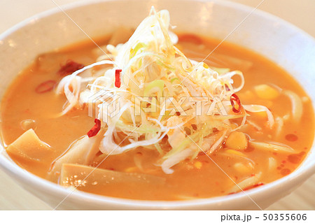 おいしいピリ辛味噌ラーメン おいしいピリ辛味噌ラーメン 50355606
