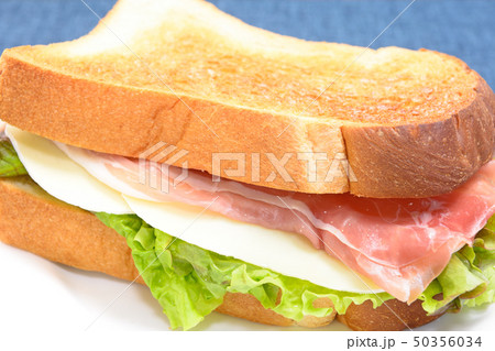 おいしい生ハムチーズレタスサンド 50356034
