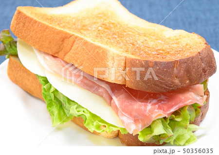 おいしい生ハムチーズレタスサンド 50356035