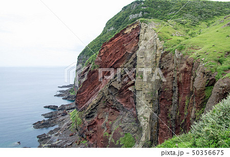 隠岐知夫里島の赤壁の景色 隠岐知夫里島の赤壁の景色 50356675