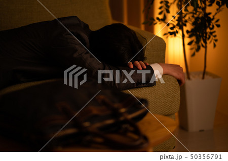 帰宅したスーツの男 50356791