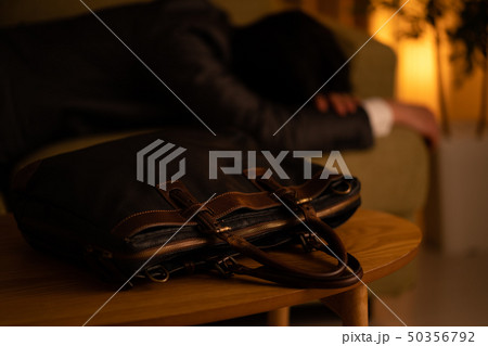 帰宅したスーツの男 帰宅したスーツの男 50356792