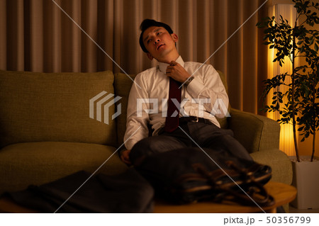 帰宅したスーツの男 帰宅したスーツの男 50356799