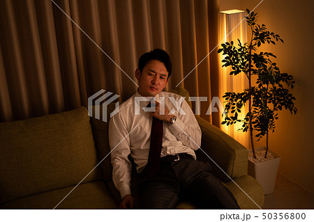 帰宅したスーツの男 50356800