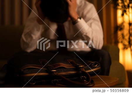 帰宅したスーツの男 50356809