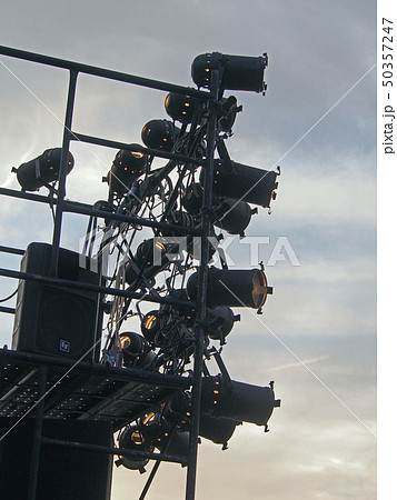 野外ライブの照明機器 50357247