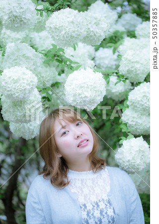 花（ビバーナム）と女性 50357885