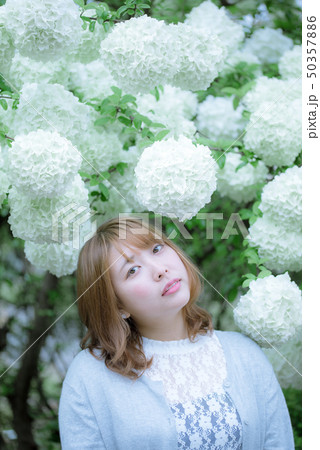 花（ビバーナム）と女性 50357886