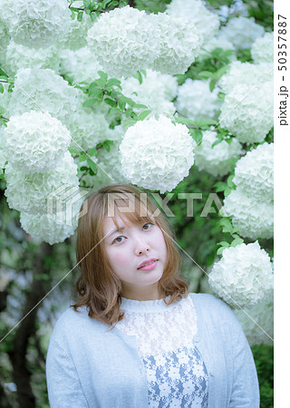 花（ビバーナム）と女性 50357887