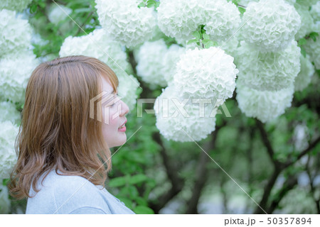 花（ビバーナム）と女性 50357894