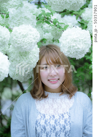 花（ビバーナム）と女性 50357901