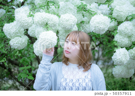 花（ビバーナム）と女性 50357911