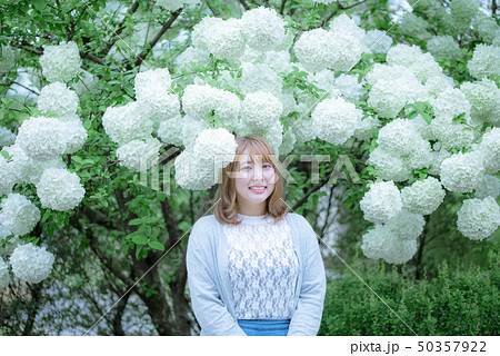 花（ビバーナム）と女性 50357922