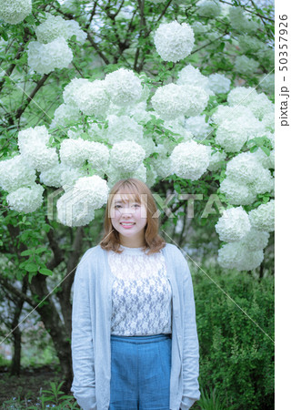 花（ビバーナム）と女性 50357926