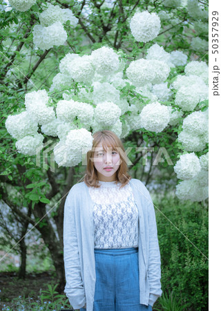 花（ビバーナム）と女性 50357929