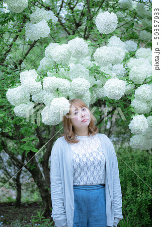 花（ビバーナム）と女性 50357933