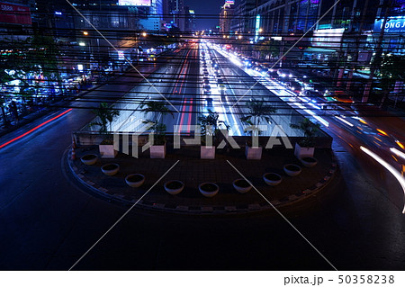 タイ王国バンコク都内スティサン駅近く、交差点の夜景 50358238
