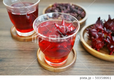 タイのハーブティー ハイビスカスティー ローゼルティー グラチアップジュースの写真素材